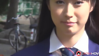 Tomomi Motozawa,一个穿着校服的年轻日本女孩,给她的同学一个自然的口交。